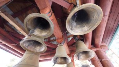 Yakın çekim görünümünü metal Ortodoks kilise çanları. Alt görünümü kilise çanları