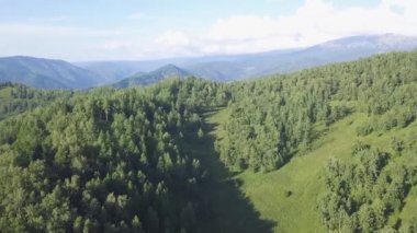 Güneşli bir gün dağlar pitoresk görünümünde Vadisi'nin güzel manzara. Küçük. Güneşli bir günde dağ ormanlarının üstten görünüm