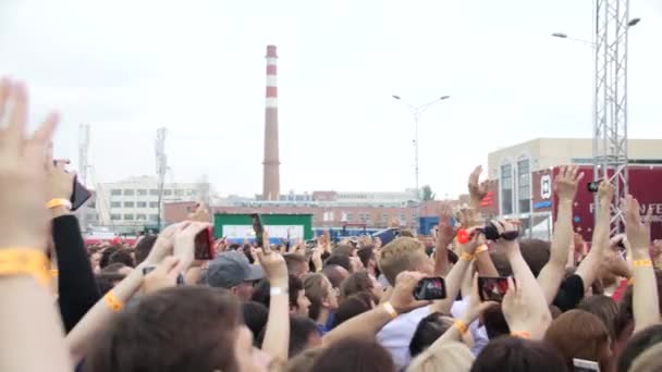 Yekaterinburg Ryssland-juli 15, 2018: stängning av världen Cup i zonen fläkt. Roliga människor skjuta en konsert på telefonen — Stockvideo