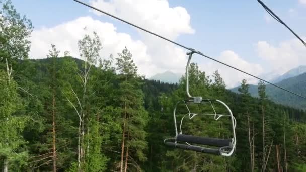 Lichte zomer kleurrijke berg landschap met blauwe bewolkte hemel en skilift. Uitzicht vanuit de lift berg in de zomer — Stockvideo