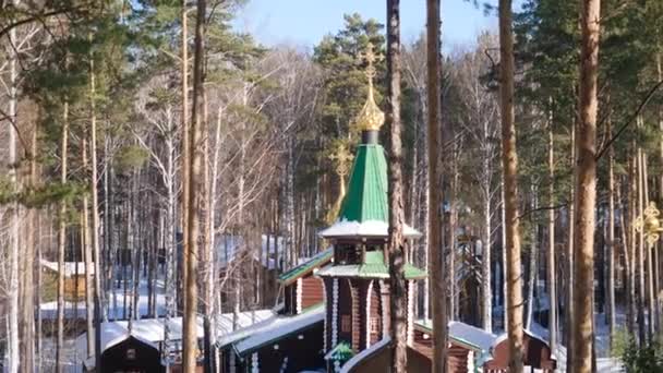 Téli táj havas fák, a háttérben a keresztény egyház a havazás után. Fagyos napsütéses napon — Stock videók