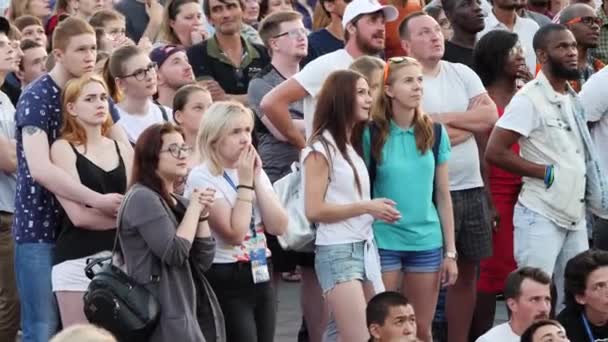 Jekaterinburg, Rusland Juni, 2018: FIFA World Cup 2018 mange fans af forskellige nationale fodboldhold står og ser en fodboldkamp i fan zone – Stock-video