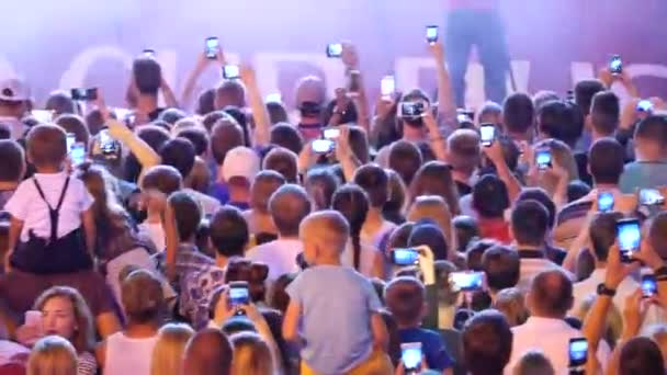 Jekaterynburg, Rosja - czerwca, 2018: Ludzi na koncercie na zewnątrz strzelać na telefony. Koncercie World Cup w Rosji — Wideo stockowe