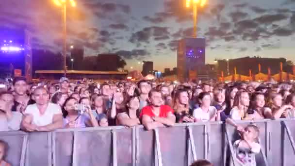 Jekaterinenburg - juni, 2018: Mensen tijdens een concert op het buiten schieten op telefoons. Op het slotconcert van de wereld Cup in Rusland — Stockvideo