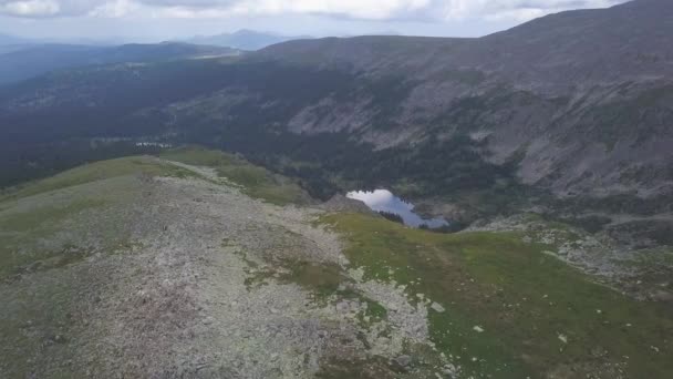 Gröna bergskedjan i moln landskap. Klipp. Ovanifrån över bergen med himmel och moln — Stockvideo