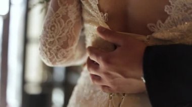 Damat ve geline düğün günü elinde. Gelin kaç sarılma. Düğün Aşk ve Aile kavramı ile seçici odak yakın çekim. Şık düğün çifti. Gelin ve damat düğün gününde kucaklayan