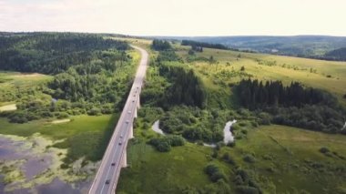 Havadan görünümü üzerinde dağ yol orman manzara gidiyor. Küçük. Araba ve orman arka plan sürüş ile dağ yolu ile güzel manzara. Dağlarda günbatımı.