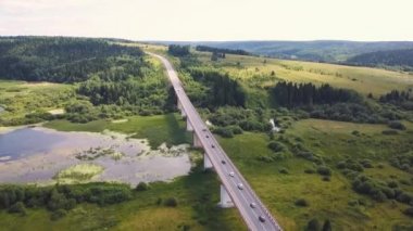 Havadan görünümü üzerinde dağ yol orman manzara gidiyor. Küçük. Araba ve orman arka plan sürüş ile dağ yolu ile güzel manzara. Dağlarda günbatımı.