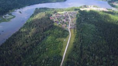 Yol orman ve ağaçlar arasında hava görünümünü. Küçük. Renkli kırsal sonbahar ormandaki düz yol üzerinde ek yükü hava üstten görünüm. Düz aşağı bakış açısı yukarıda. Yol boyunca yeşil Ladin