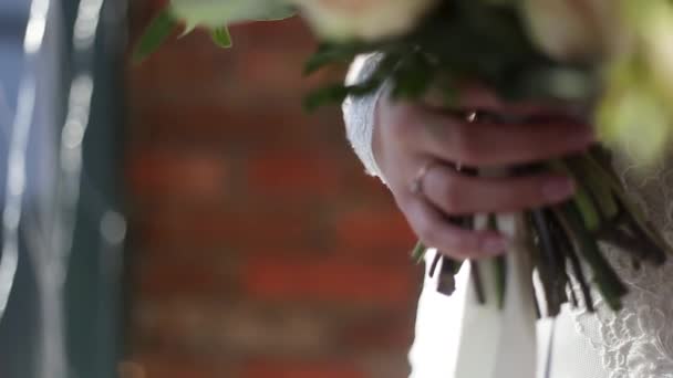 Feche o buquê de casamento. Close-up de buquê de casamento vívido em mãos de noiva. Flores do casamento, bouquet nupcial closeup. Decoração feita de rosas, peônias e plantas decorativas, close-up, seletiva — Vídeo de Stock