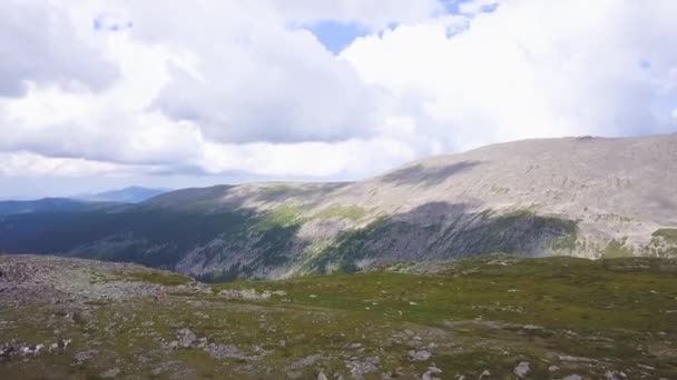 Valle verde de la montaña, paisaje aéreo. Altai, Rusia. Clip. Montañas aéreas Altai paisaje. Cordillera detrás de llanuras boscosas. Montañas Altai retiradas del dron, vista aérea — Vídeos de Stock