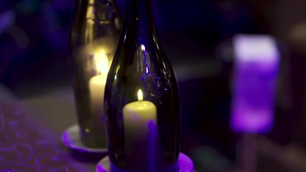 SIERFLESSEN met kaarsen binnen. Clip. Kaarsen in kleine fles. Zomer zelfgemaakte decoratie, glazen pot en fles, led kaars flame licht binnen — Stockvideo