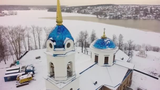 Atardecer Bosque Invierno Cerca Del Río Vista Aérea Antigua Iglesia — Vídeos de Stock