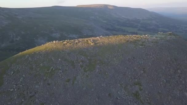 Gebirgsgrüner Gebirgszug in Wolkenlandschaft. Clip. Draufsicht auf die Berge mit Himmel und Wolken. Waldsee im Hochland — Stockvideo