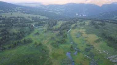Güneşli bir gün dağlar pitoresk görünümünde Vadisi'nin güzel manzara. Küçük. Güneşli bir günde dağ ormanlarının üstten görünüm