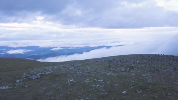 Vista superior de las montañas con Pirámide de rocas en la parte superior. Clip. Torre de piedra en la cima de una montaña — Vídeo de stock