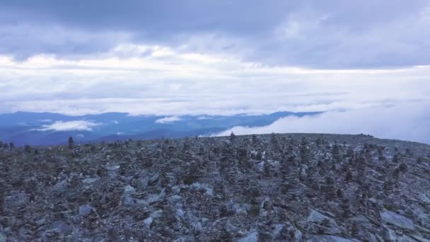 Bovenaanzicht van de bergen met piramide van rotsen op de top. Clip. Stone toren in de top van een berg — Stockvideo