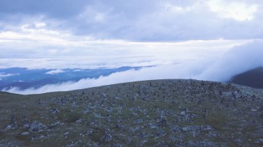 Dağların üst üstten görünüm piramit taş ile. Küçük. Birbirlerine, turistler ve hacılar için yol gösteren havada Dengeleme kuleleri dağdan taşlar üstündeki yığılmış