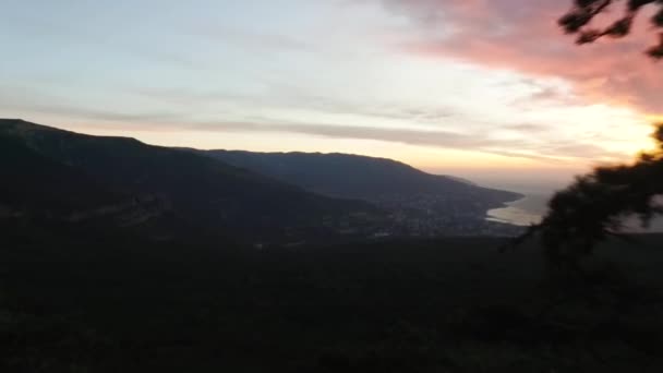 山から海の上のすばらしい夕日の平面図です。ショット。驚くべき海夕日太陽光線、海景、無限の地平線スカイライン、色劇的な空の空撮 — ストック動画