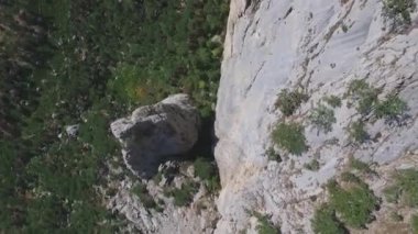 Üstten görünüm Dağı'nın temeli. Vurdu. Mountain view Dağı'nın eteklerinde ormanın.