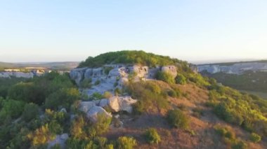 Dağlar güneşli bahar günü alınan bölgede Sscenic görünümü. Vurdu. Huzurlu ve doğal yaşam kavramı