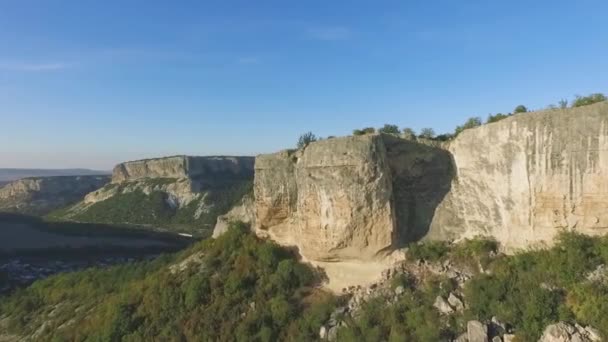 Όμορφο καλοκαιρινό τοπίο στα βουνά. Βολή. Πανοραμική σκηνή σε απόκρημνα βράχια και καταπράσινους λόφους — Αρχείο Βίντεο