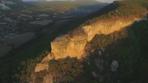 Pohled shora pohoří v lese při západu slunce. Střela. Úžasný výhled na hory v létě — Stock video