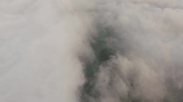 Vy över himlen ovanför molnen. Skott. Ovanifrån av moln. Flygande ovanför molnen. Visa från flygplan — Stockvideo