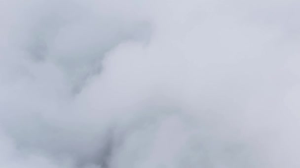 Vista del cielo sobre las nubes. Le dispararon. Vista superior de las nubes. Volando sobre las nubes. Vista desde el avión — Vídeos de Stock