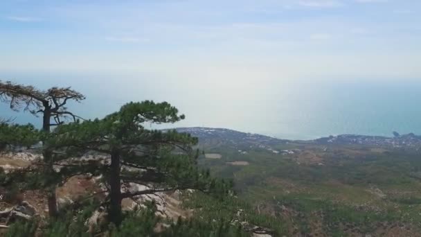 Vistas a la montaña de la ciudad junto al mar. Le dispararon. Increíble vista de la ciudad turística desde la montaña — Vídeo de stock