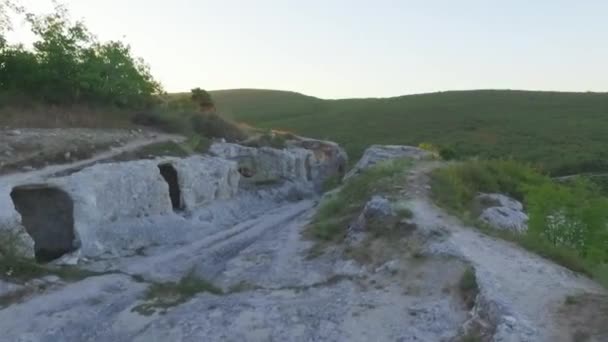 Vue imprenable sur le paysage de montagne par une journée ensoleillée d'été. Fusillade. Les collines vertes couvraient l'herbe et les fleurs contre les montagnes. Paysage de nature vibrante — Video