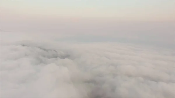 Blick auf den Himmel über den Wolken. Schuss. Blick von oben auf Wolken. fliegen über den Wolken. Blick aus dem Flugzeug — Stockfoto