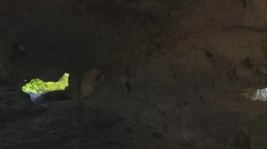 Güzel mağara. Vurdu. Mağara dokulu duvarları. Bir dağ mağarada görüntülemek