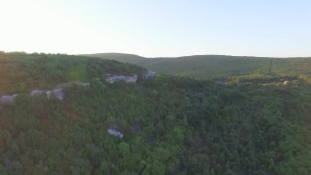 Vue SScenic de la zone aux montagnes prise au jour ensoleillé du printemps. Fusillade. Concept de vie paisible et naturelle — Video