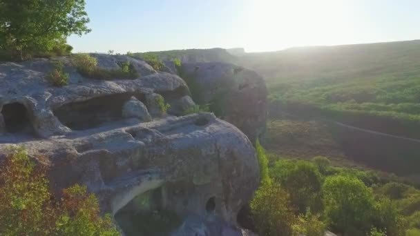 Fantastisk utsikt över bergslandskapet på solig sommardag. Skott. Gröna kullar täckt gräs och blommor mot bergen. Scenery levande natur — Stockvideo