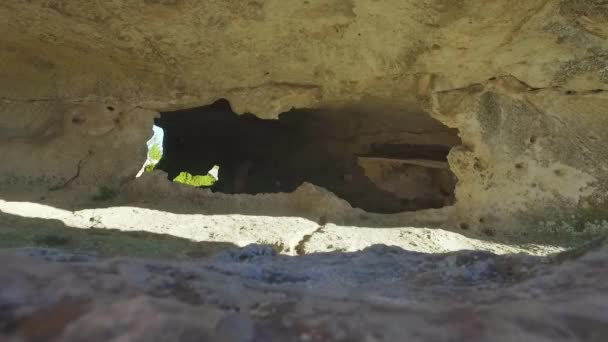 Bellissima grotta. Gli hanno sparato. Pareti strutturate di grotte. Vista all'interno di una grotta montana — Video Stock