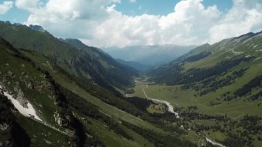 Dağların üzerinden uçuş. Altay. Sibirya. Orman Vadisi. Güzel gökyüzü bulutlu