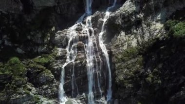 Yakın çekim azgın dağ şelaleler. Dağlarda akan dev şelale havadan görünümü.