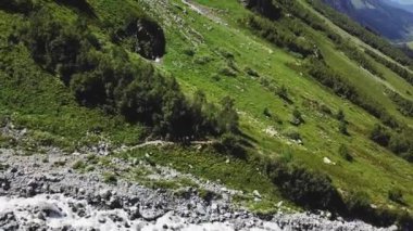Hava dron hiking grup dağ yolda yürürken uçan çekim. Dağ vadisinde seyahat turizm grubu. Dağda yürüyüş turu. Seyahat grup dağ yolu havadan görünümü üzerinde yürüme