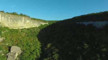 Dağlar ve kanyon hava görünümünü. Vurdu. Yeşil kanyon manzarası. Havadan görünümü Rock, kanyonlar hava uçuş