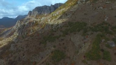 Dağlar ve kanyon hava görünümünü. Vurdu. Kırmızı taş kanyon manzarası. Havadan görünümü Rock, kanyonlar hava uçuş.