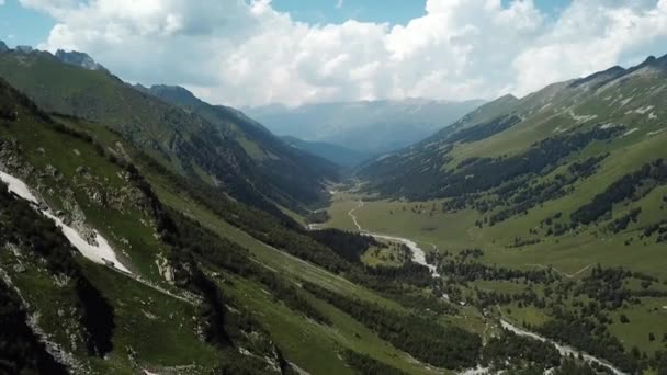 Flight over the Mountains. Altai. Siberia. Forest Valley. Beautiful sky with clouds — Stock Video