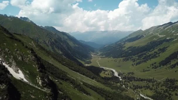 Vol au-dessus des montagnes. Altaï. Sibérie. Forest Valley. Un ciel magnifique avec des nuages — Video