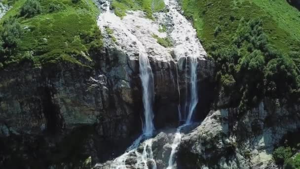 Крупный план бушующих горных водопадов. Вид с воздуха на гигантский водопад, текущий в горах — стоковое видео