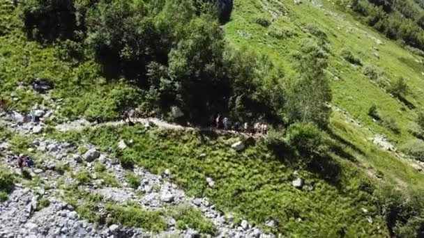 空中飛行ドローン ハイキング グループ登山道の上を歩いてから撮影します。マウンテン バレーの旅観光グループ。山でのハイキング ツアー。マウンテン トレイル空中ビュー上を歩いて旅行グループ — ストック動画