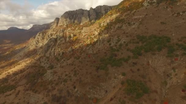 Vista aérea de montanhas e desfiladeiro. Atingido. Belas vistas do desfiladeiro de pedra vermelha. Vista aérea Rock, Canyons Voo aéreo — Vídeo de Stock