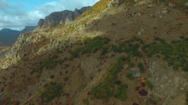 Vista aérea de montanhas e desfiladeiro. Atingido. Belas vistas do desfiladeiro de pedra vermelha. Vista aérea Rock, Canyons Voo aéreo — Vídeo de Stock