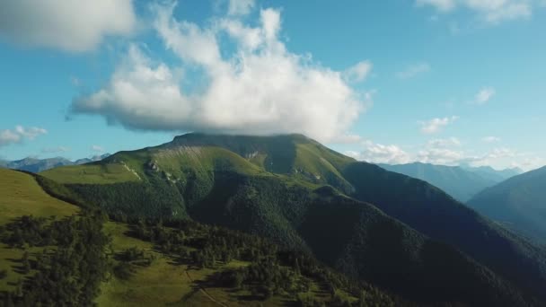 Panorama de las montañas de Crimea. Hermosas montañas con vista aérea a los bosques — Vídeos de Stock