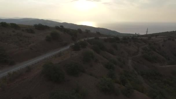 A légi felvétel a kanyargós úton a hegyre. Lövés. Gyönyörű táj. Út a hegyek — Stock videók