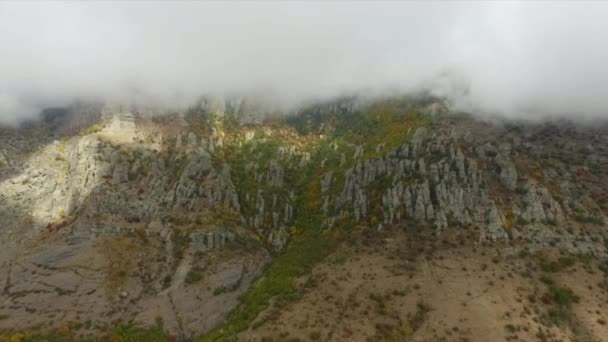 Vista aérea. Atingido. Voando sobre as altas montanhas em belas nuvens — Vídeo de Stock